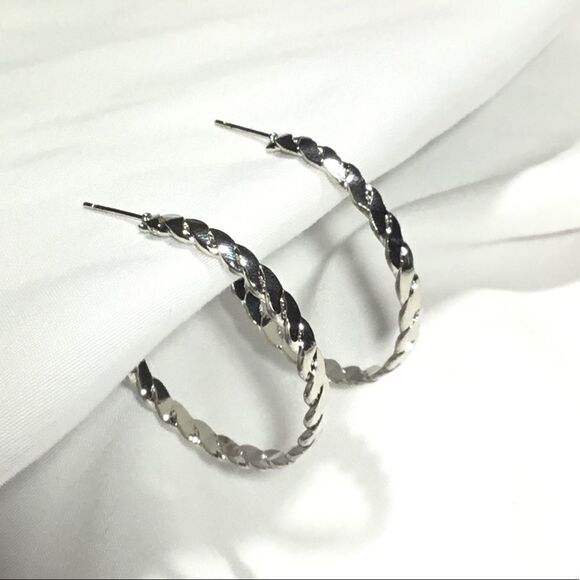 Flat & Twisted Hoops (UC3) - Picture 3 of 6